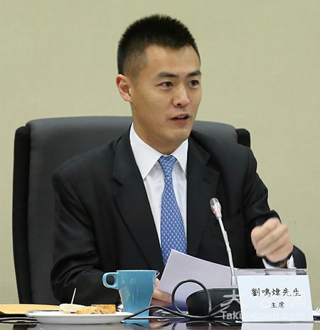 刘鸣炜首度 粉墨登场 /本报记者何嘉骏摄